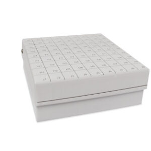 CRIOCAJA DE CARTÓN PARA 81 VIALES DE 2 mL DE ROSCA INTERNA Y EXTERNA, BLANCA, TAPA ABATIBLE Marca Endo Plasticware.
