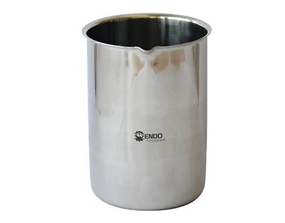 VASO ACERO INOX. CON REBORDE, CON PICO, 250 mL Marca Endo Metalware.