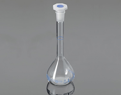 Matraz aforado Glassco A 50ml tap. plast. 14/23 grad. azul Marca Glassco.